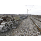 Vista de la actuación en la reforma de la vía ferroviaria entre León y Astorga, en un punto próximo a Robledo de la Valdoncina. MARCIANO PÉREZ