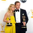 Claire Danes y Damien Lewis, con sus premios Emmy como mejor actriz y mejor actor de drama por sus papeles en 'Homeland'.