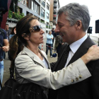 Cheli González conversa con el ministro de Fomento, José Blanco, el lunes en Bilbao.