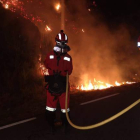 Miembros de la UME trabajan en la extinción del fuego en Gavilanes (Ávila). UNIDAD MILITAR DE EMERGENCIA