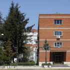 Vista frontal del edificio cerrado por Adif en León. FERNANDO OTERO