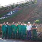 El regidor de Vega junto a los participantes en el taller de empleo.