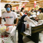 La contingencia sanitaria por la gripe ha hecho que miles de mexicanos compren alimentos en masa