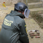Detalle de uno de los agentes del Tedax antes de desactivar las armas