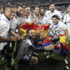 Los jugadores del Real Madrid celebraron en el mismo césped de La Rosaleda, con manteo incluido a Zidane, su nuevo título en el campeonato liguero. DANIEL PÉREZ