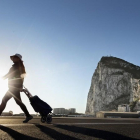 Una mujer camina por La Línea de la Concepción (Cádiz), justo en la frontera entre España y Gibraltar.