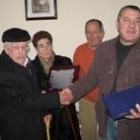 Eutiquio Fernandez recibe una placa de manos del alcalde, José Luis González