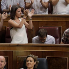 Ramón Espinar e Irene Montero aplauden a Pablo Iglesias en el Congreso.
