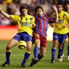 El argentino del Cádiz Pavoni pugna por el control del balón con el centrocampista azulgrana Deco