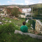 Un niño en un pueblo de la provincia de Ávila donde vive solo con sus padres. A. ÁLVAREZ