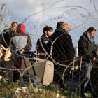 Un grupo de palestinos esperan poder entrar en Egipto por el paso fronteriza de Rafa.