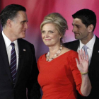 Mitt Romney, junto a su esposa Ann, habla con Paul Ryan (derecha), tras dirigirse a sus seguidores, esta madrugada en Boston.