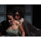 Dos actores de Trejoviana Teatro, durante uno de los ensayos de la obra que hoy estrenan en el Teatro Albéitar.