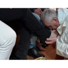 Francisco besa los pies de uno de los reclusos. OSSERVATORE ROMANO