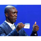 El ex jugador madridista Clarence Seedorf muestra la papeleta del Real Madrid durante el sorteo de la Champions. SEBASTIEN NOGIER