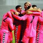 Los jugadores culturalistas felicitan a Julen Colinas por el gol materializado ante los racinguistas que abría el marcador en el feudo de los cántabros. ALBERTO LOSA