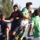 Cristian se anticipa a su rival y termina despejando el balón lejos de su área.