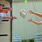 Unos voluntarios de la Cruz Roja estadounidense descargan unos suministros en el estado de Texas