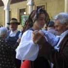 El folclores es lo que queda de sus pueblos para muchos  emigrantes retornados
