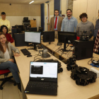 Virginia Riego, sentada en a la izquierda, con el equipo del Grupo de Robótica de la Universidad de León con el que ha desarrollado el proyecto Laus. FERNANDO OTERO