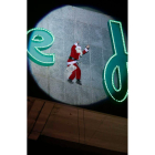 El espectacular rapel de 50 metros sobre la fachada del Corte Inglés, ayer.