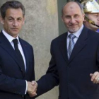El presidente francés estrecha la mano del dirigente del Consejo Nacional de Transición libio.