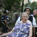 Una mujer herida es evacuada por personal médico y soldados tras un ataque de Hezbolá en Haifa
