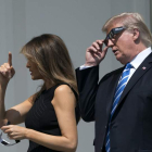 El presidente y Melania Trump, viendo un eclipse solar desde la Casa Blanca. EFE/SHAWN THEW