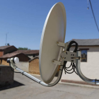 Una antena para captar la wifi en una calle de Valdealiso. JESÚS F. SALVADORES