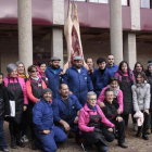 Mozos y mujeres de la asociación Santa Águeda de Riaño junto al gocho en la plaza de Los Pueblo. CAMPOS