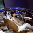 Una mujer en el 'concept car' Nissan IDS en el Salón del Automóvil de Pekín.