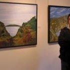 Tito Rodelona posa en la galería Arte Rama junto a dos de sus obras