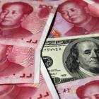 Billetes de yuan junto a un dólar