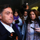 El ex presidente se emociona con los periodistas.