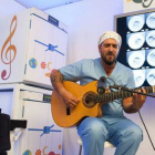 El cantautor Antonio Orozco ofrece un concierto inédito en el laboratorio de fecundación in vitro del Instituto Marqués de Barcelona.