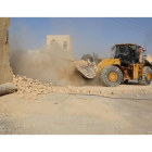 Una excavadora destruye el monasterio de Mar Elian, en Siria.