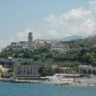 Vista desde el mar de Castellammare di Stabia, un pueblo famoso por sus aguas termales.