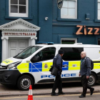 La policía acordona una calle cercana al centro comercial de Salisbury donde fue envenenado Skripal.