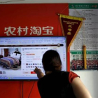 Un cliente realiza una compra a través de la plataforma de Alibaba en una zona rural.