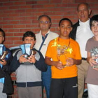 Los capitanes de los equipos ganadores, junto al presidente de La Morenica y al concejal de Deportes