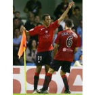Valdo celebra junto a Raúl García su gol frente a los gallegos