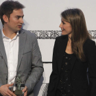 El escritor leonés David Fernández Sifres conversa con la princesa Letizia, que le entregó el premio El Barco de Vapor.