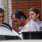 El padre y presunto autor de la muerte de la niña sale detenido del inmueble.