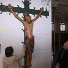 Marta Castellanos y el obispo de León, Julián López, con la talla restaurada.