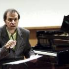 El pianista catalán Josep María Colom impartiendo una clase