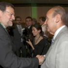 Rajoy saluda a  Miquel Roca, en las Jornadas del Cincuentenario del Círculo de Economía de Barcelona
