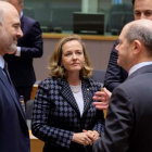 Nadia Calviño junto al canciller alemán en la última reunión del Eurogrupo. OLIVER HOSLET