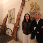 Paloma de Villota e Ignacio Ferrari con los cuadros de Sendo de fondo. LUIS DE LA MATA