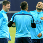Messi, Adriano, de espalda, y Alves, durante el entrenamiento del Barcelona.