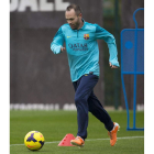 Iniesta, aunque entrenó ayer, es baja ante el Levante.